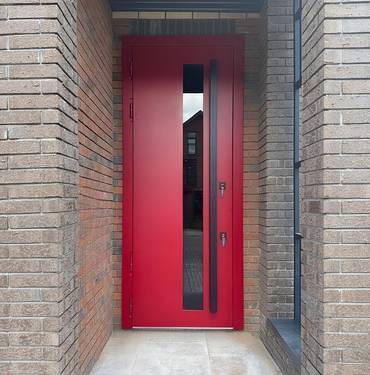 Красная дверь с бугельной ручкой