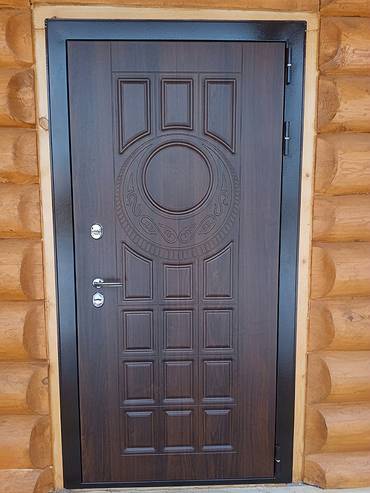 Уличная термодверь в доме