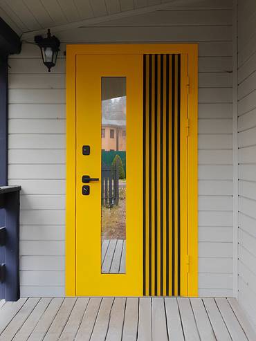 Желтая остекленная дверь